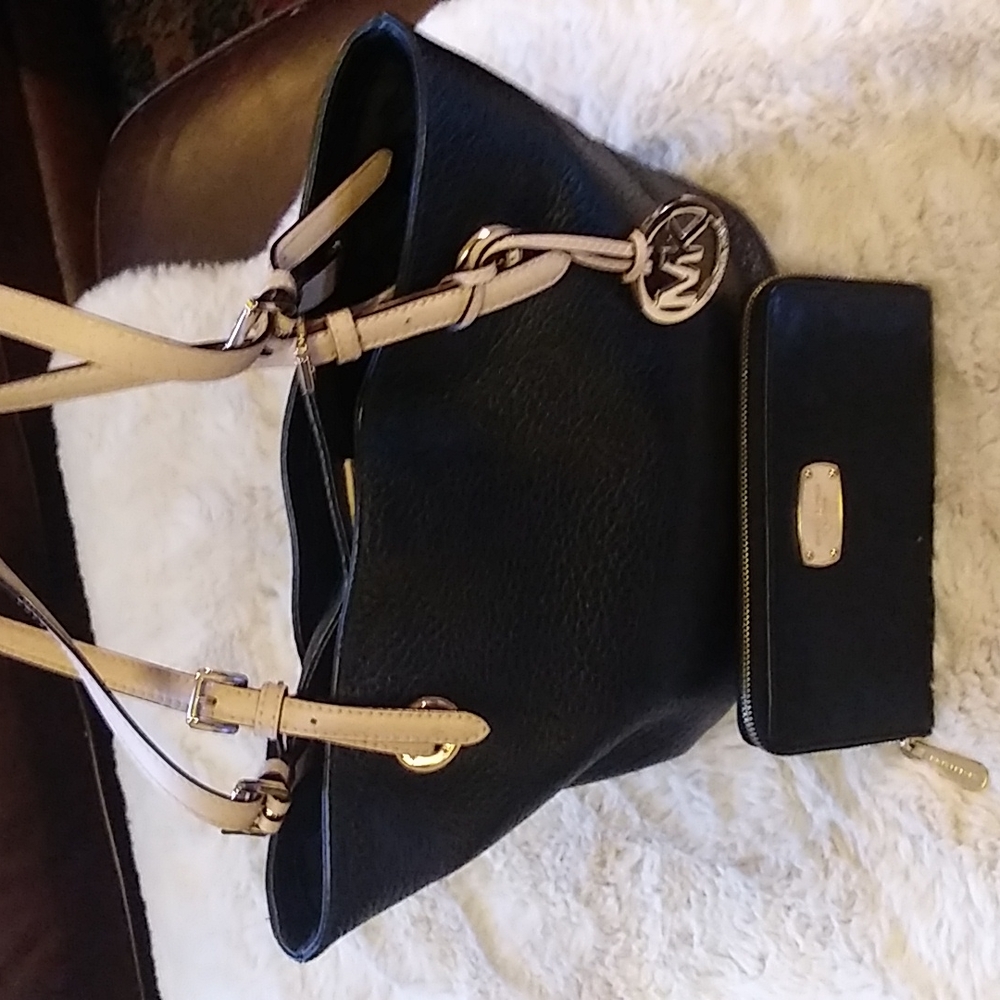 VGUC Michael kors tote with matching large expandable wallet.